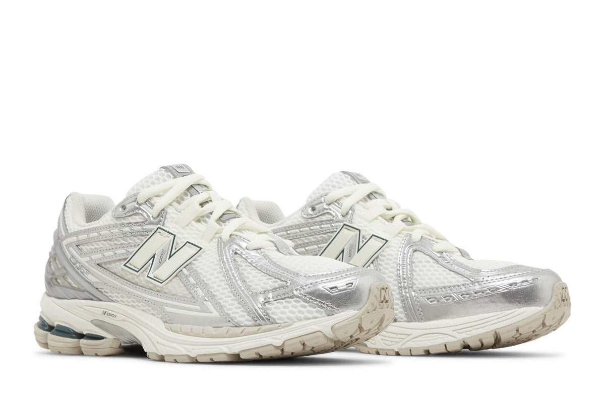 New Balance 1906R Silver Metallic Sea Salt sneaker afbeelding 8 - stylecode M1906REE