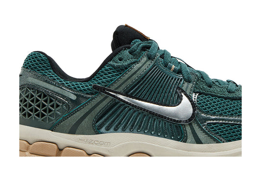 Nike Zoom Vomero 5 Vintage Green Light Orewood Brown Hemp Chrome (Women's) sneaker afbeelding 2 - stylecode FN6742-300