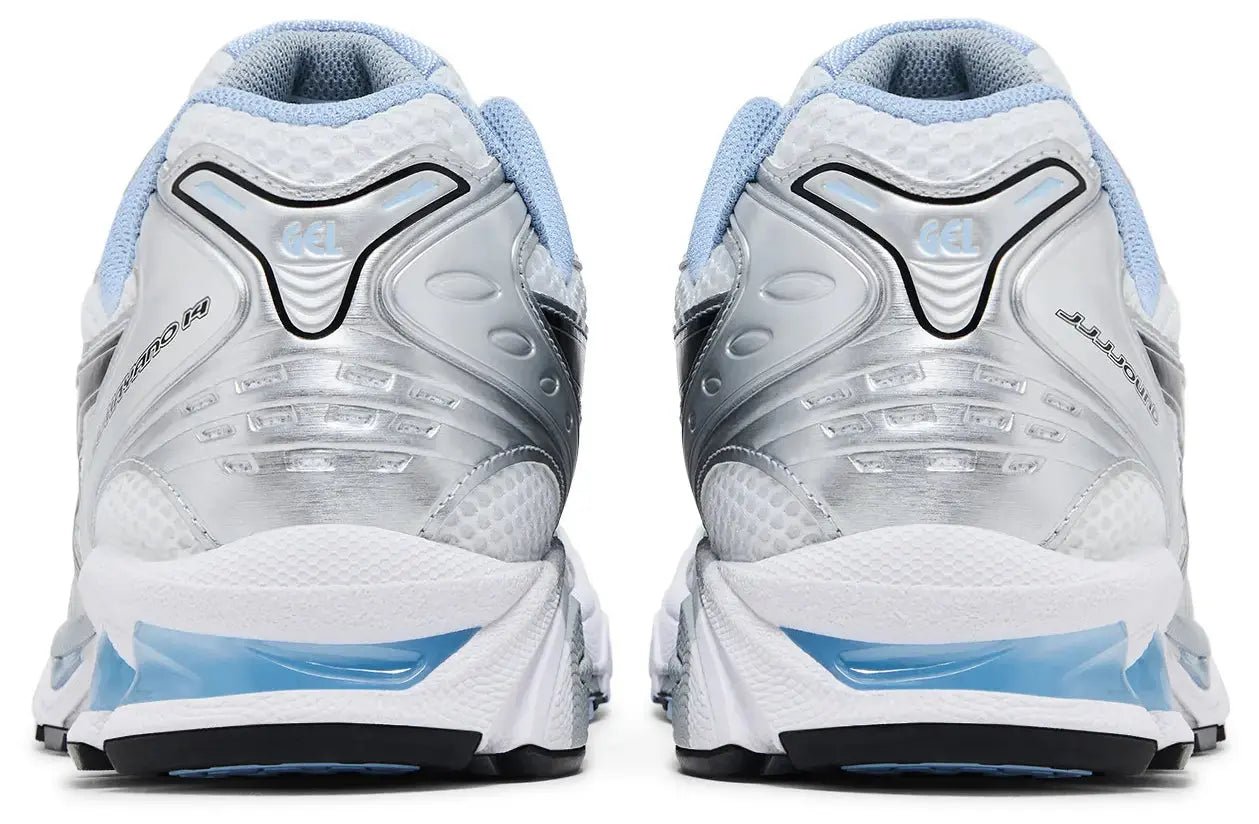 Achterkant van de JJJJound x ASICS GEL-Kayano 14 met JJJJound-branding en zilveren hielsupport.
