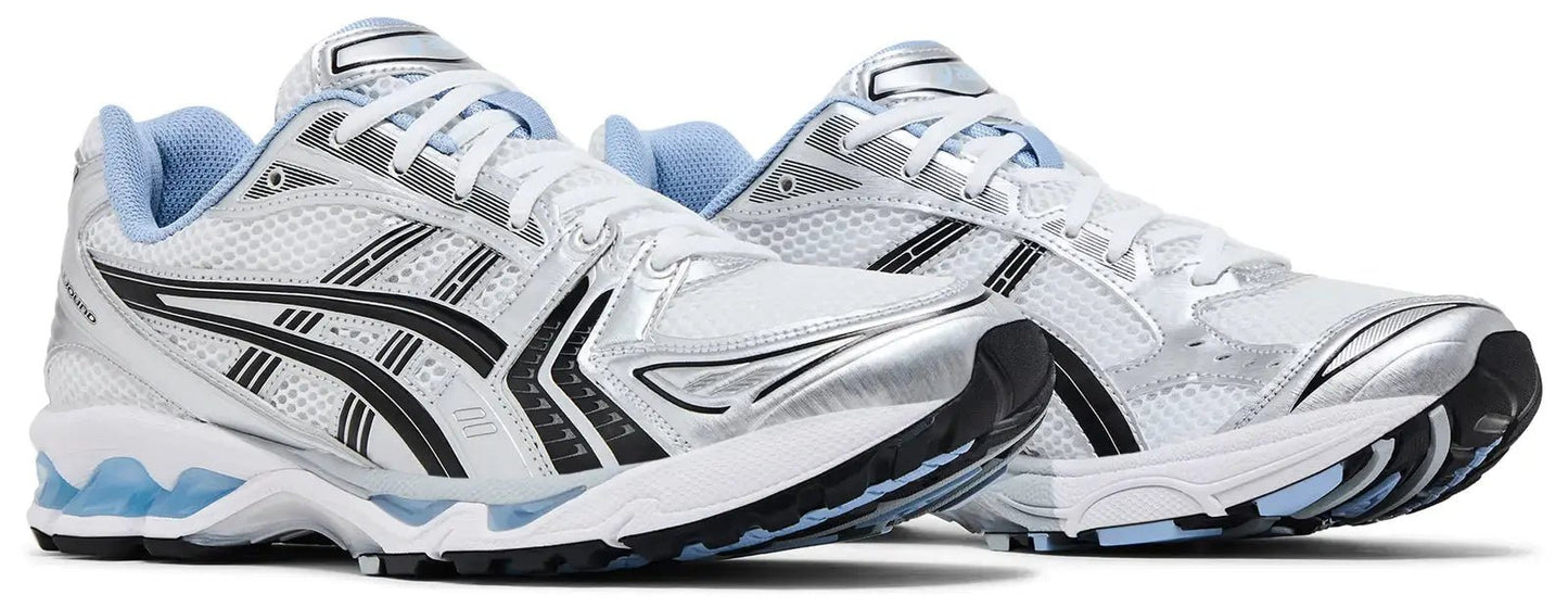 Vooraanzicht van de JJJJound x ASICS GEL-Kayano 14 ‘White Baby Blue’ met ademend mesh en sportieve belijning.