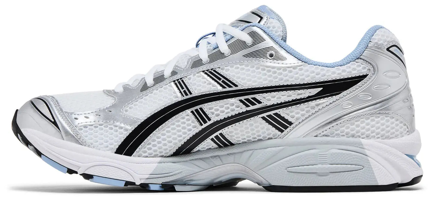 Binnenzijde van de JJJJound x ASICS GEL-Kayano 14 ‘White Baby Blue’ met mesh en metallic details.