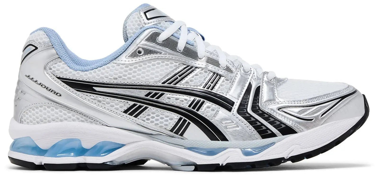 Zijkant van de JJJJound x ASICS GEL-Kayano 14 ‘White Baby Blue’ met zwarte tiger stripes en zilveren overlays