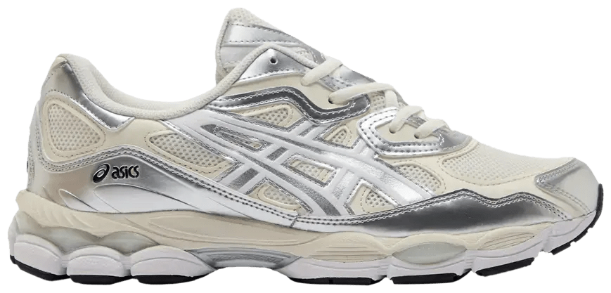 Zijaanzicht van de ASICS Gel-NYC Cream Pure Silver sneaker met mesh en suède details in cream en zilvergrijs.