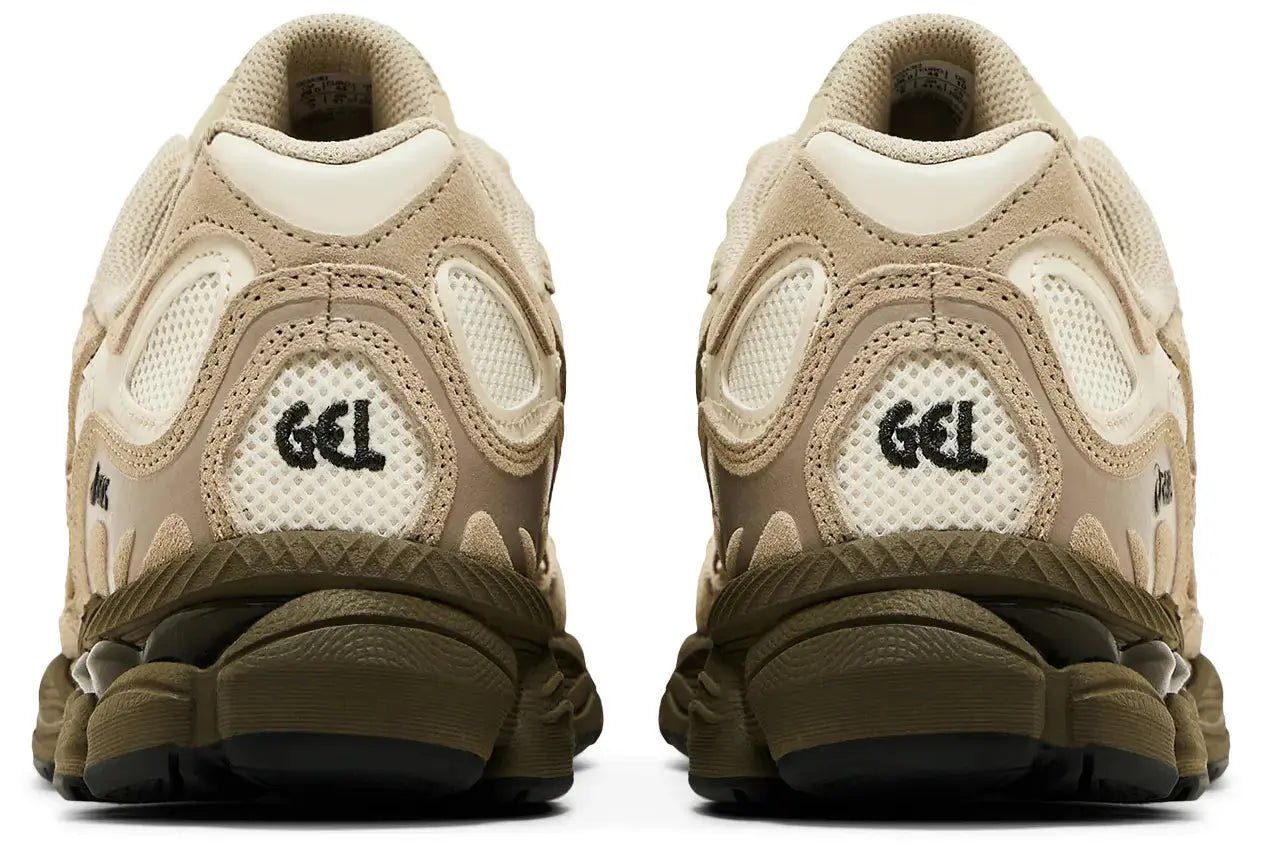 Achterkant van de ASICS Gel-NYC Cream Putty sneaker met geborduurde Gel-wordmark en donker taupe midsole