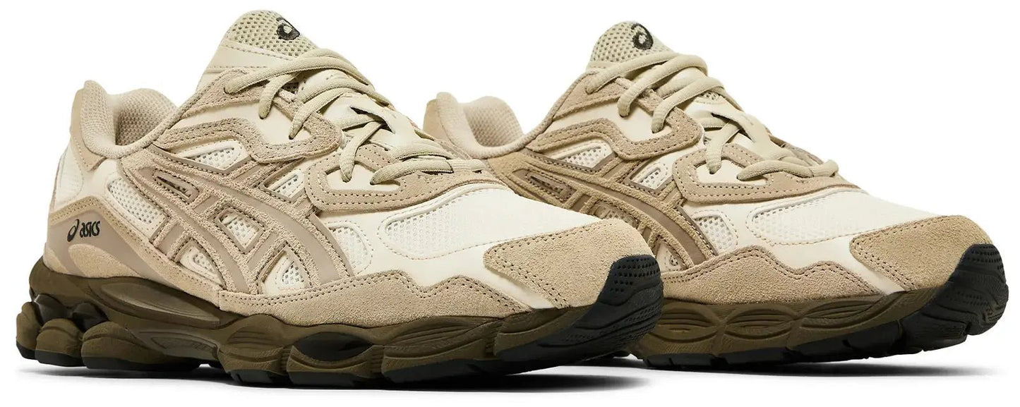 Voorkant van de ASICS Gel-NYC Cream Putty sneaker met off-white mesh en cream suède overlays