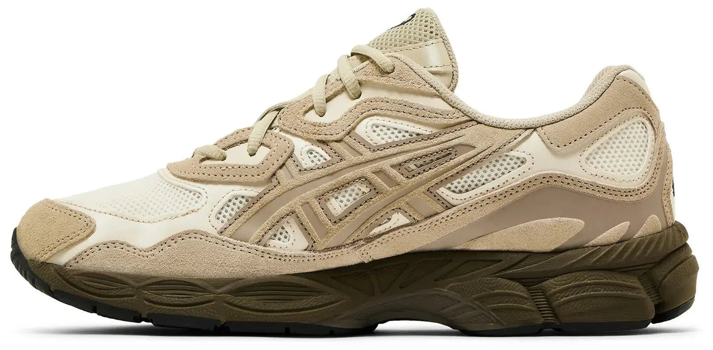 Binnenkant van de ASICS Gel-NYC Cream Putty met harige suède tiger stripes en ASICS strepen branding