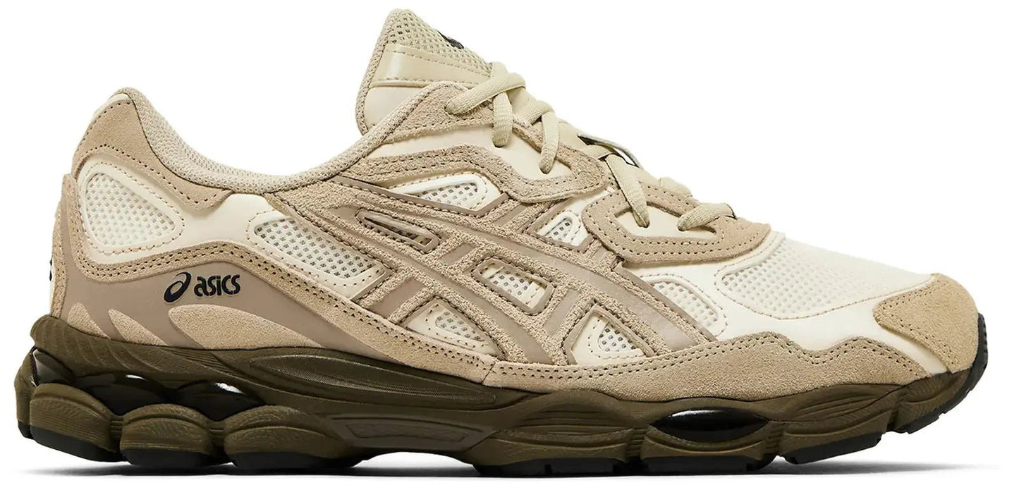 Zijkant van de ASICS Gel-NYC Cream Putty met harige suède tiger stripes en ASICS strepen branding