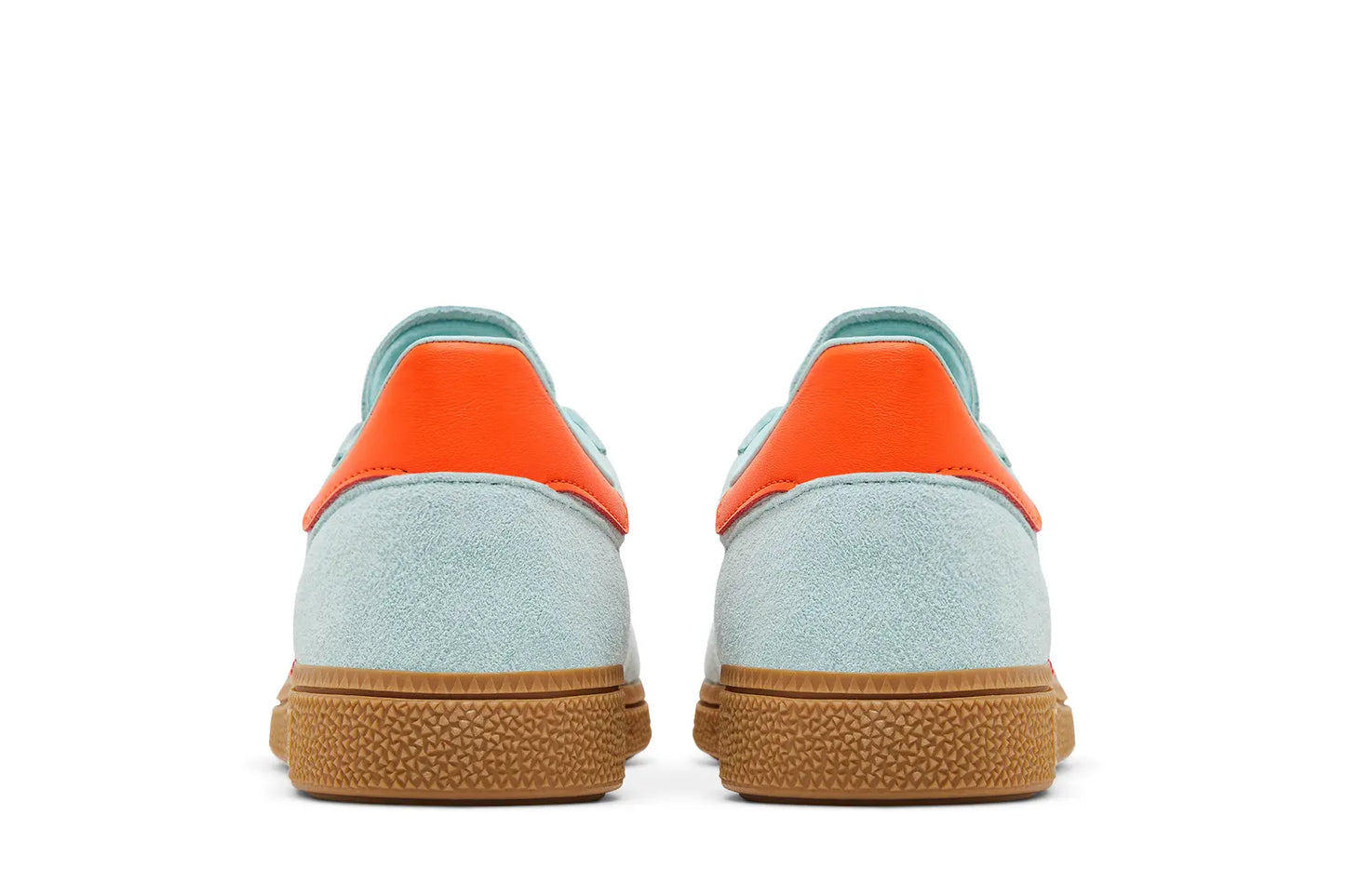 Achteraanzicht van de adidas Handball Spezial ‘Semi Flash Aqua’ (IH5374) met het adidas-logo op de hiel in oranje accentkleur.