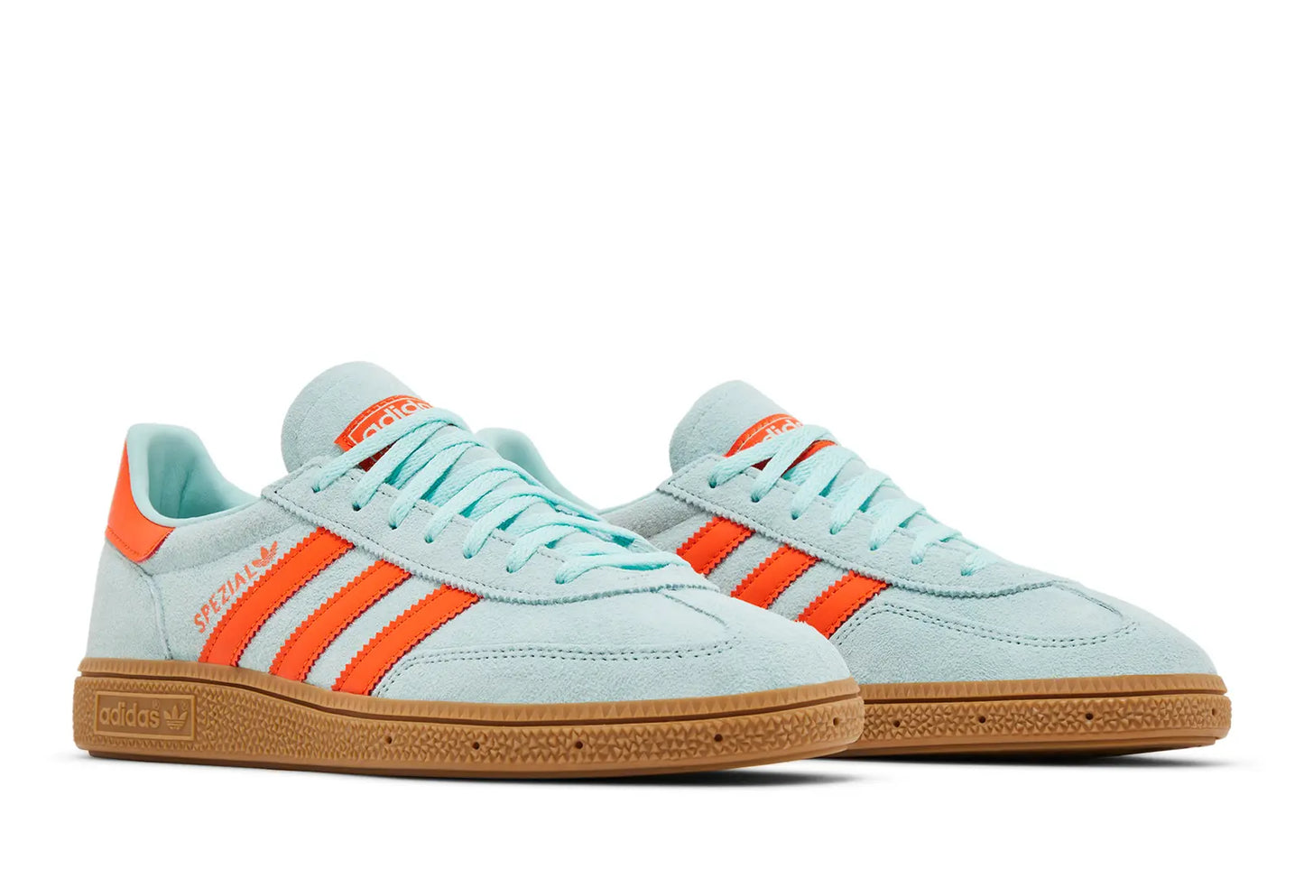 Schuin bovenaanzicht van de adidas Handball Spezial ‘Semi Flash Aqua’ (IH5374), waarin het retro design, de opvallende kleuren en het profiel goed zichtbaar zijn.