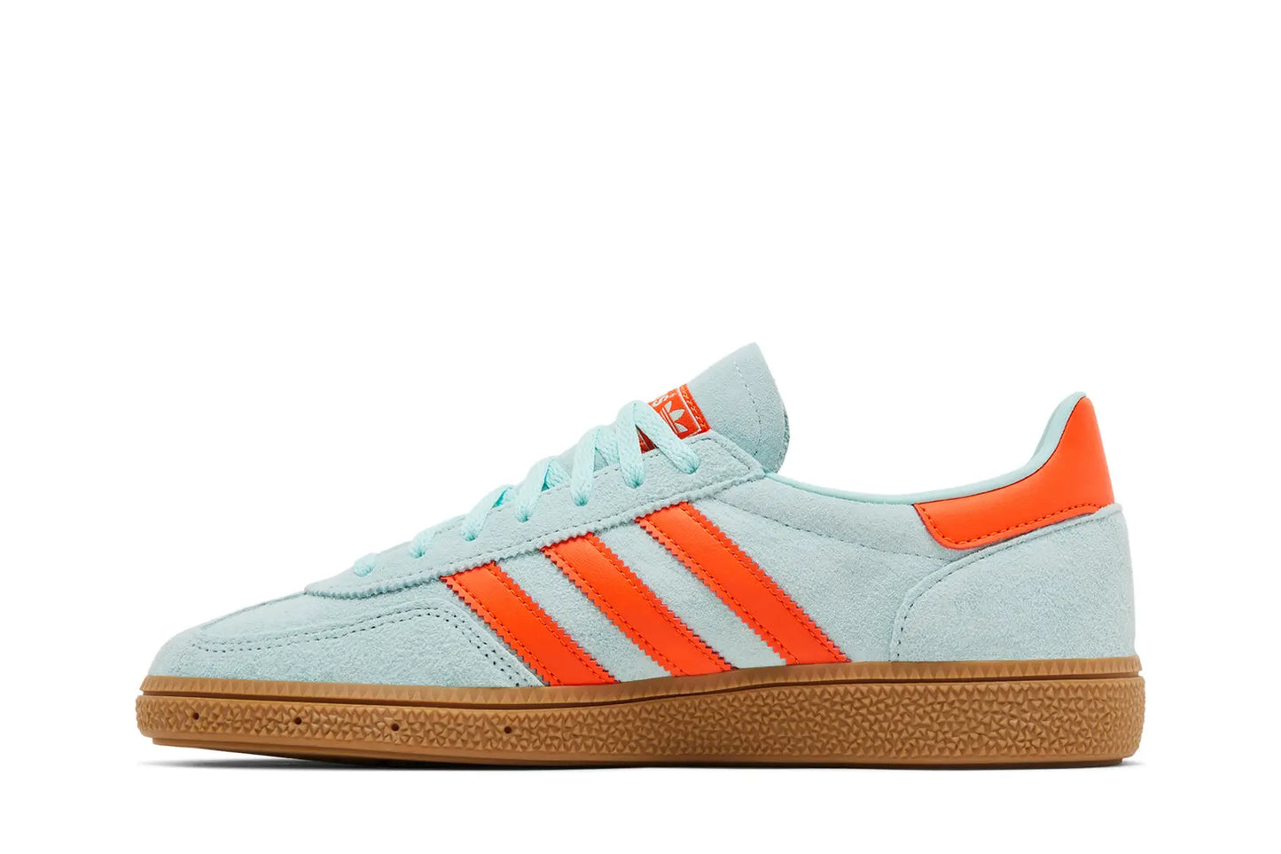 Zijaanzicht van de adidas Handball Spezial ‘Semi Flash Aqua’ (IH5374) met aqua-blauw suède, oranje details en het kenmerkende adidas-logo.