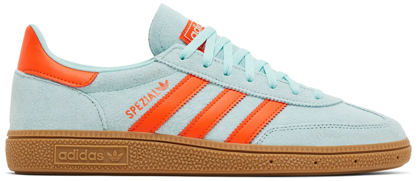 Vooraanzicht van de adidas Handball Spezial ‘Semi Flash Aqua’ (IH5374) met suède bovenwerk en witte veters.