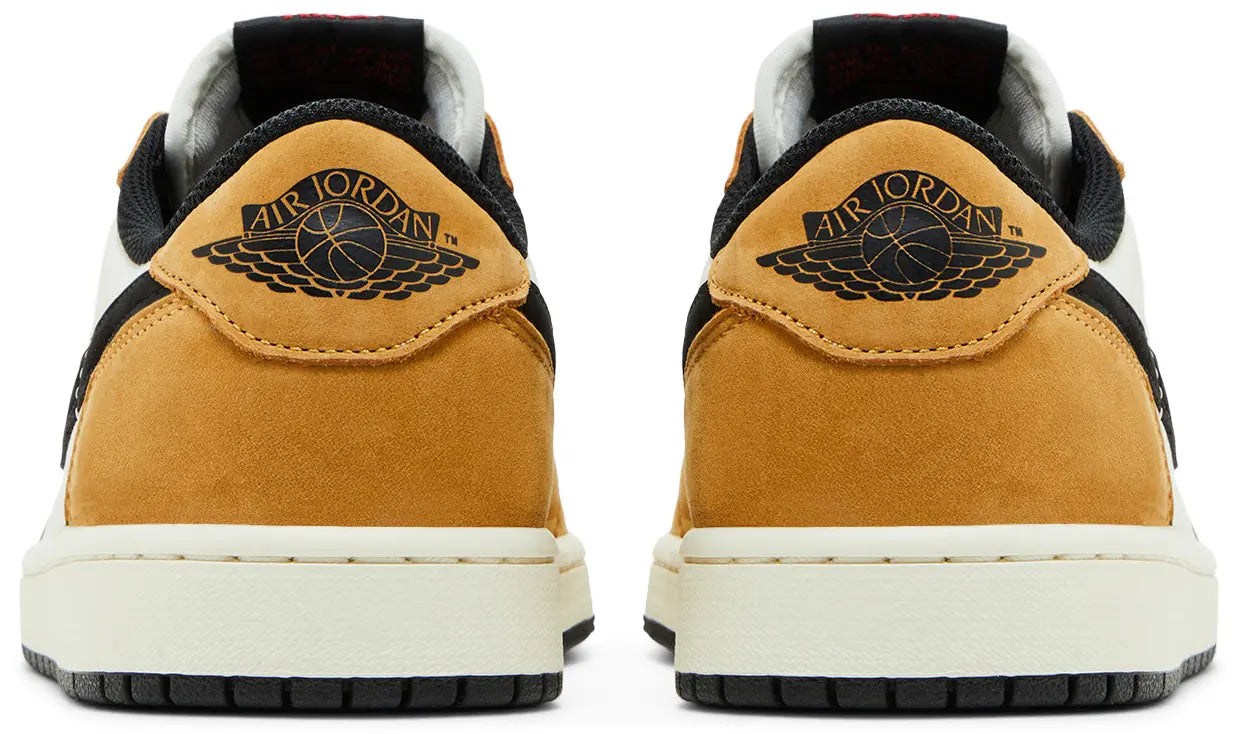Achterkant van de Air Jordan 1 Retro Low OG 'Rookie of the Year' – Het klassieke Air Jordan Wings-logo op de hiel, gecombineerd met een premium leren bovenwerk in Sail en Golden Harvest, voor een retro en iconische uitstraling.
