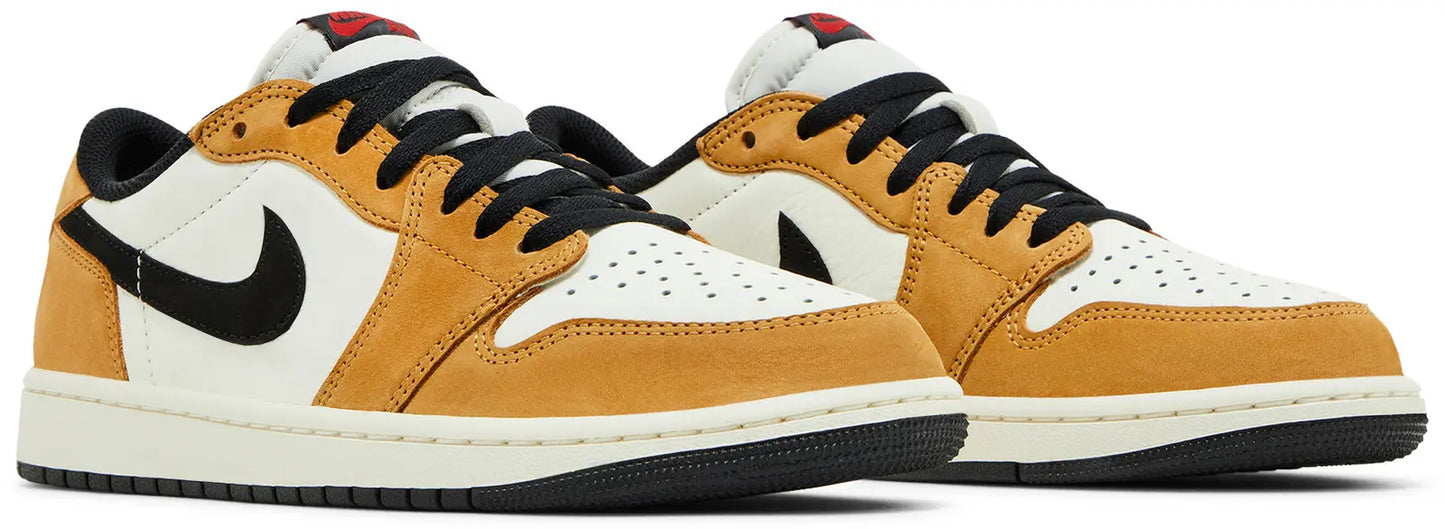 Lateral view van de Air Jordan 1 Retro Low OG 'Rookie of the Year' – Strak en premium ontwerp met een Sail leren bovenwerk, zwarte overlays en Golden Harvest accenten, afgewerkt met de iconische Gym Red Swoosh en Wings-logo.