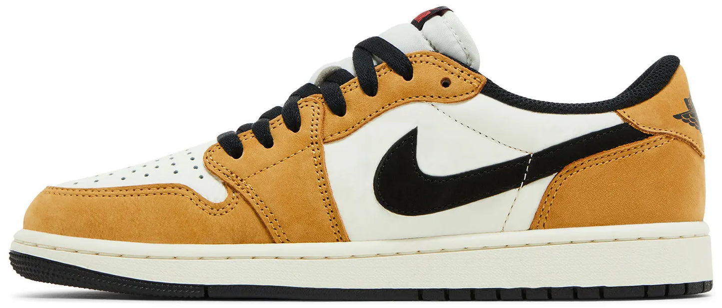 Close-up van de Air Jordan 1 Retro Low OG 'Rookie of the Year' – Detail van het premium leer en het Gym Red Swoosh op het bovenwerk, met de retro Air Jordan Wings-logo op de hiel voor een iconische uitstraling.