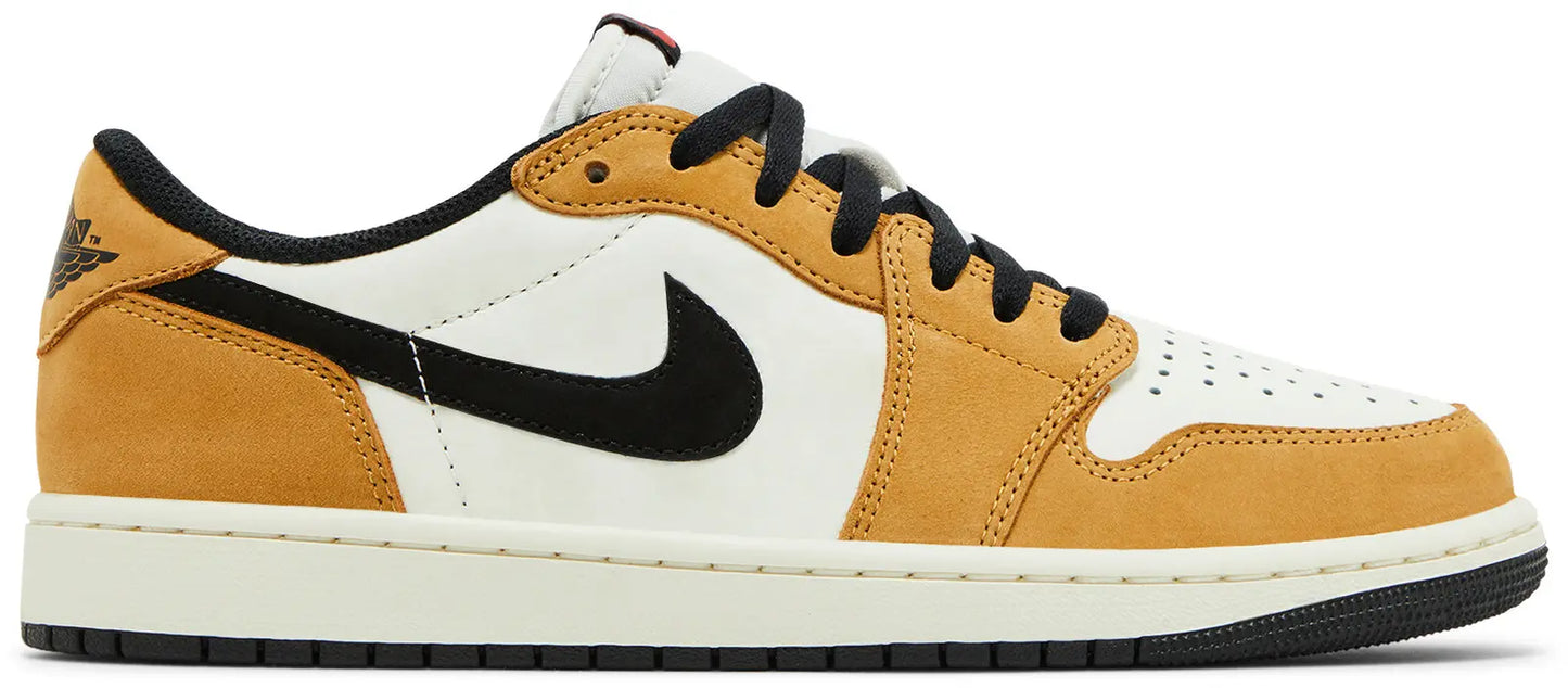 Zijaanzicht van de Air Jordan 1 Retro Low OG 'Rookie of the Year' – Premium Sail leren bovenwerk met zwarte overlays en Golden Harvest details, aangevuld met de iconische Gym Red Swoosh en Air Jordan Wings-logo op de hiel.