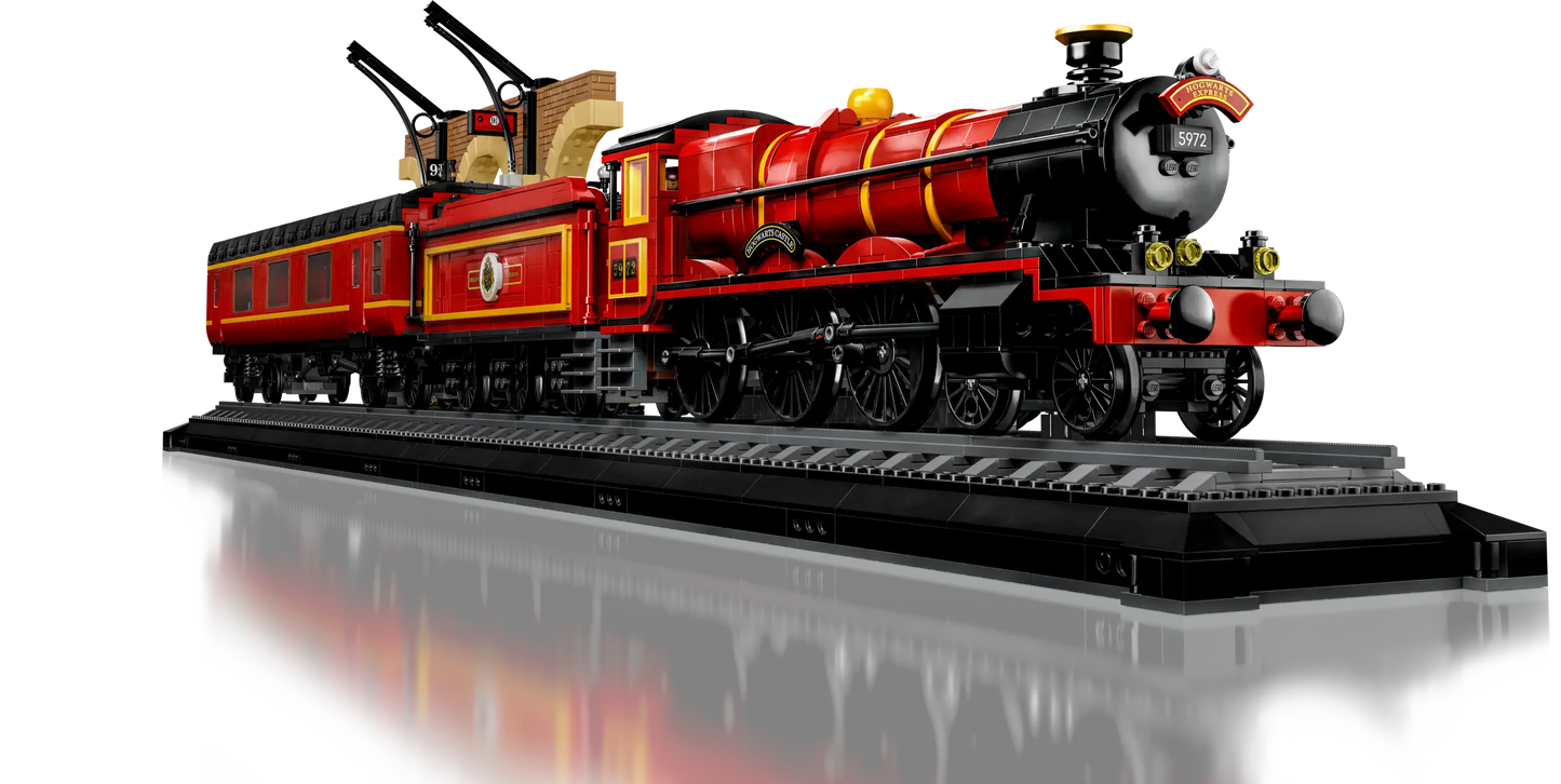 Detail van de LEGO Zweinstein Express™ locomotief (76405) met authentieke stoomtreinonderdelen en beweegbare hendel.