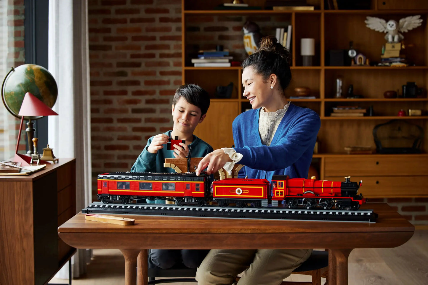 LEGO Zweinstein Express™ (76405) als indrukwekkend displaymodel voor verzamelaars, met luxe details en een schaal van 1:32.