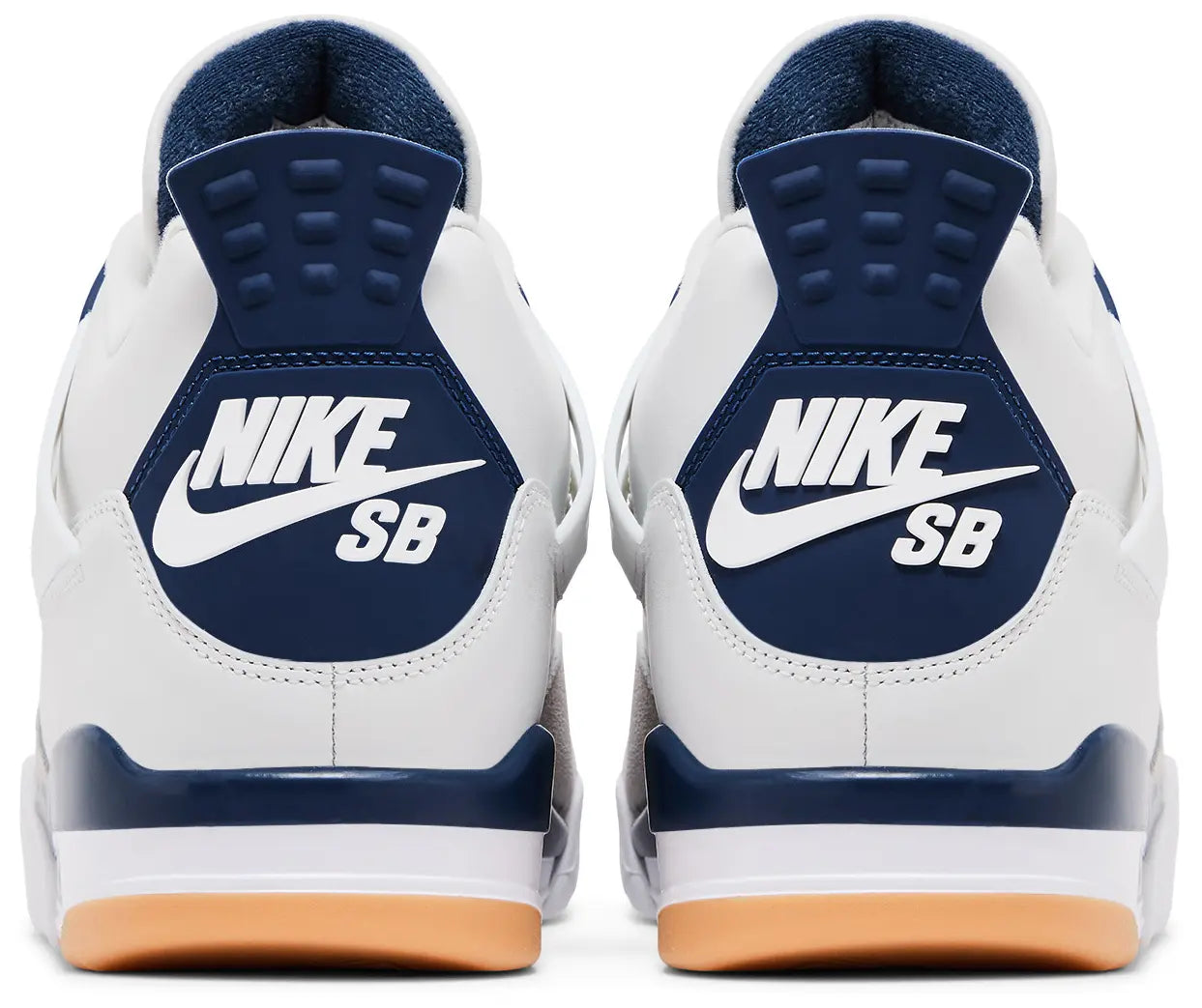 Nike SB x Air Jordan 4 Retro SP 'Navy' hiel – marineblauw hielstuk met reliëf Nike SB-branding en zichtbare Air-unit. Exclusief bij HYP3.