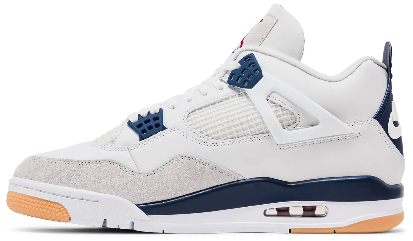 Nike SB x Air Jordan 4 Retro SP 'Navy' zijaanzicht – witte leren sneaker met grijze suède overlay en blauwe accenten. Nu exclusief bij HYP3.