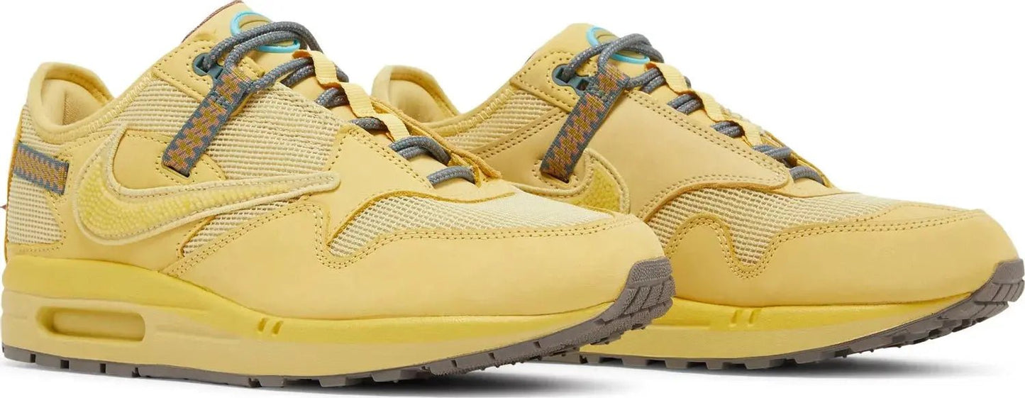 Vooraanzicht Nike Air Max 1 Travis Scott Saturn Gold met trekkoord vetersysteem en mesh upper