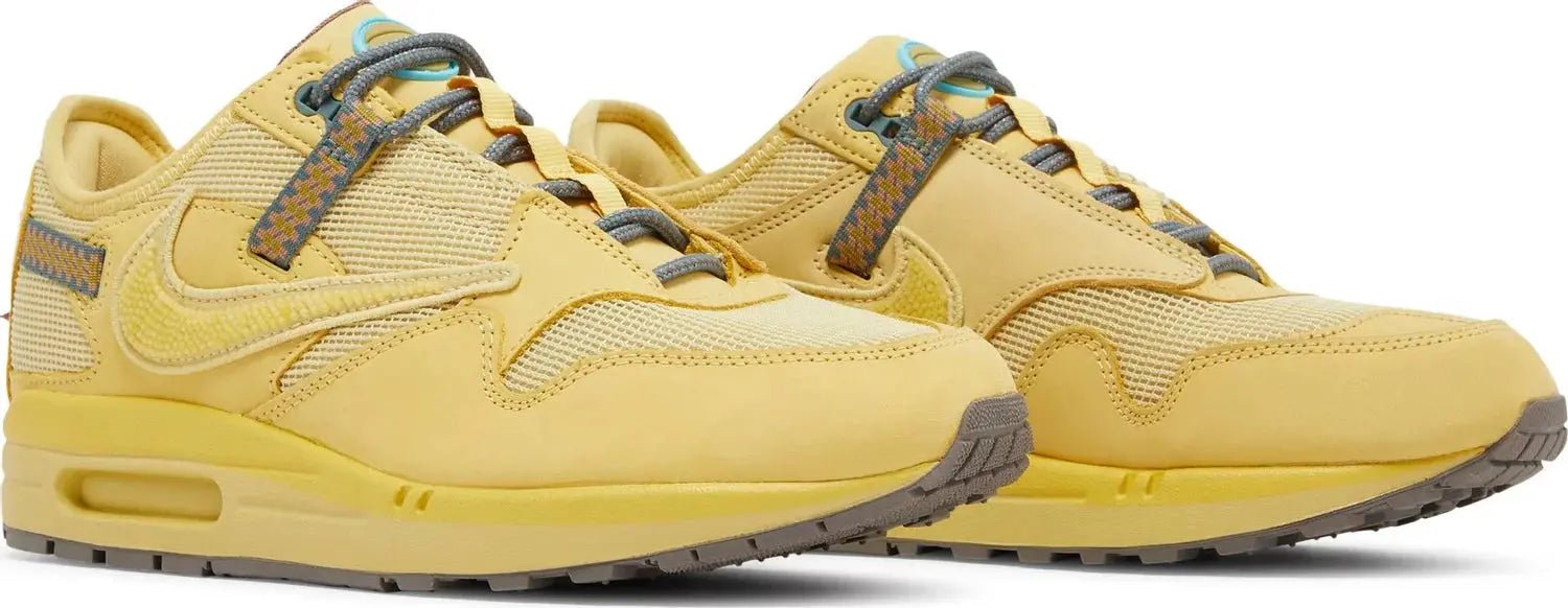 Vooraanzicht Nike Air Max 1 Travis Scott Saturn Gold met trekkoord vetersysteem en mesh upper