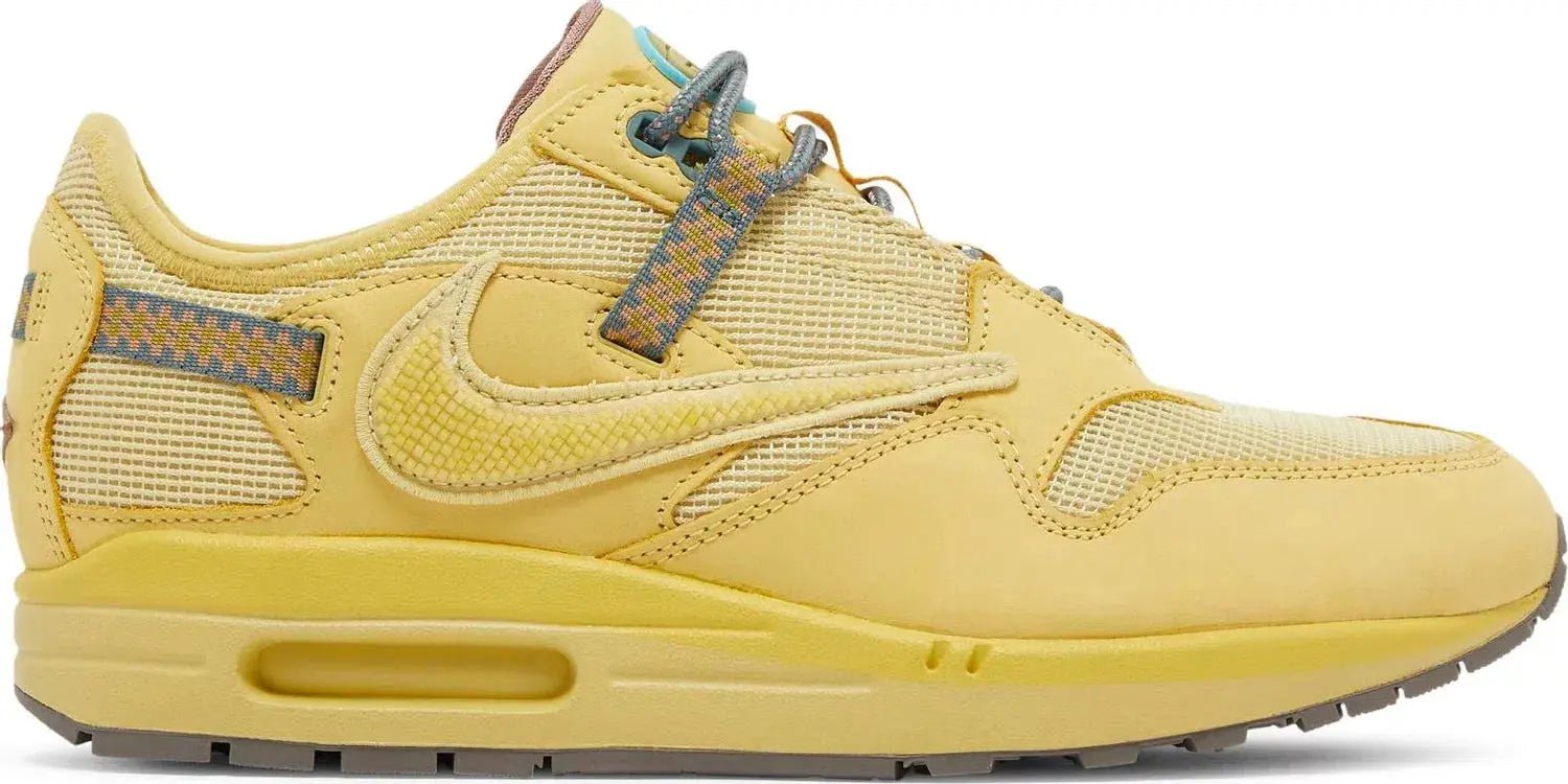 Nike Air Max 1 Travis Scott Saturn Gold zijaanzicht met reversed Swoosh en Saturn Gold overlays