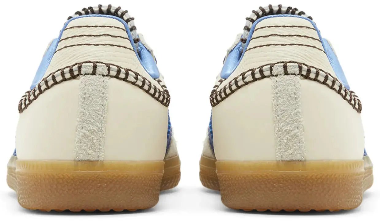 Achteraanzicht van de adidas Samba Wonder Clay Royal met zichtbare decoratieve stiksels en leren hieltab