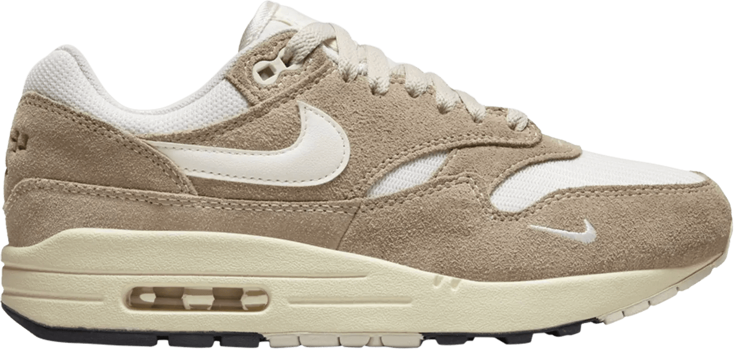 Nike Air Max 1 SE Hangul Day 2023 zijaanzicht met suède overlays en witte leren Swoosh