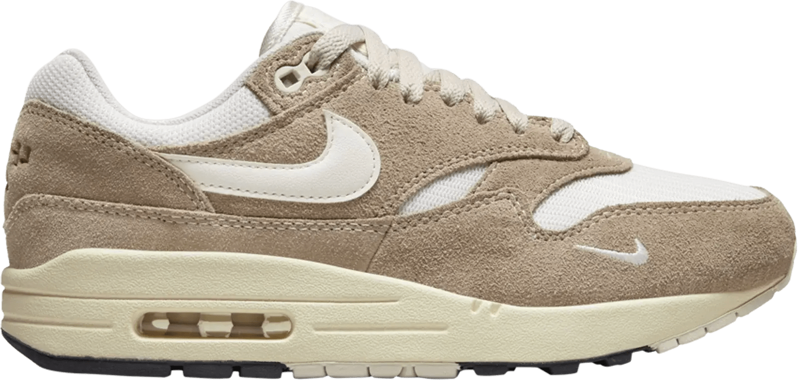Nike Air Max 1 SE Hangul Day 2023 zijaanzicht met suède overlays en witte leren Swoosh