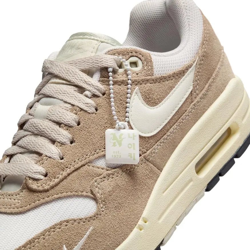 Details Nike Air Max 1 SE Hangul Day 2023 met mesh toebox en lichte suède overlays