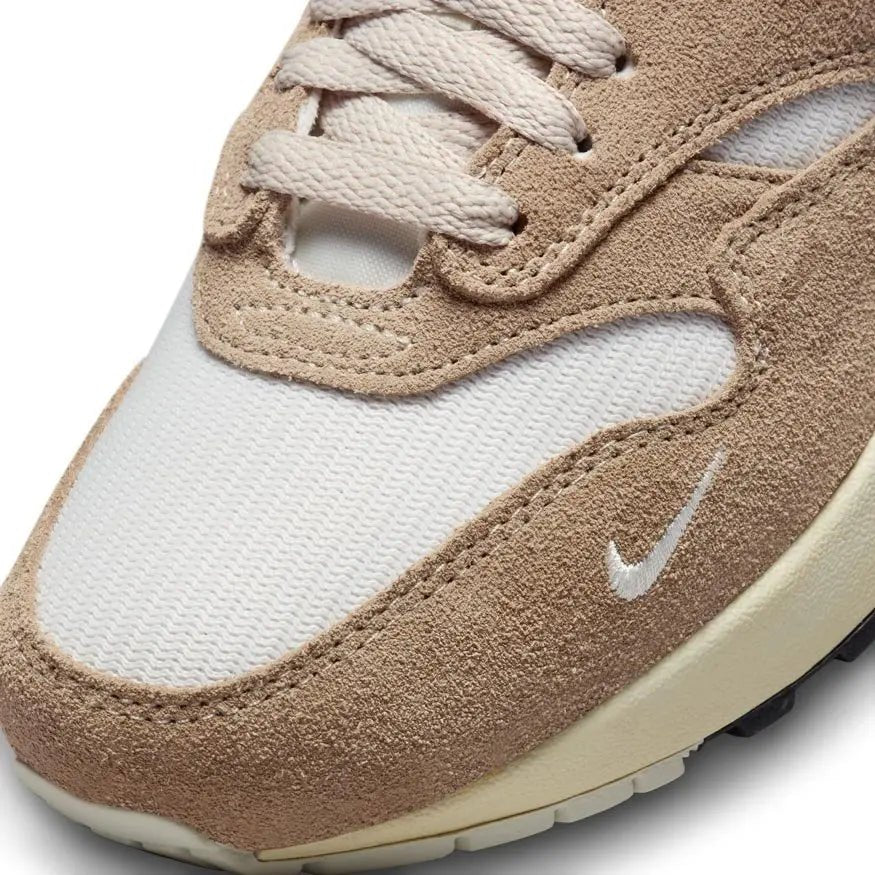 Close up vooraanzicht Nike Air Max 1 SE Hangul Day 2023 met mesh toebox en lichte suède overlays