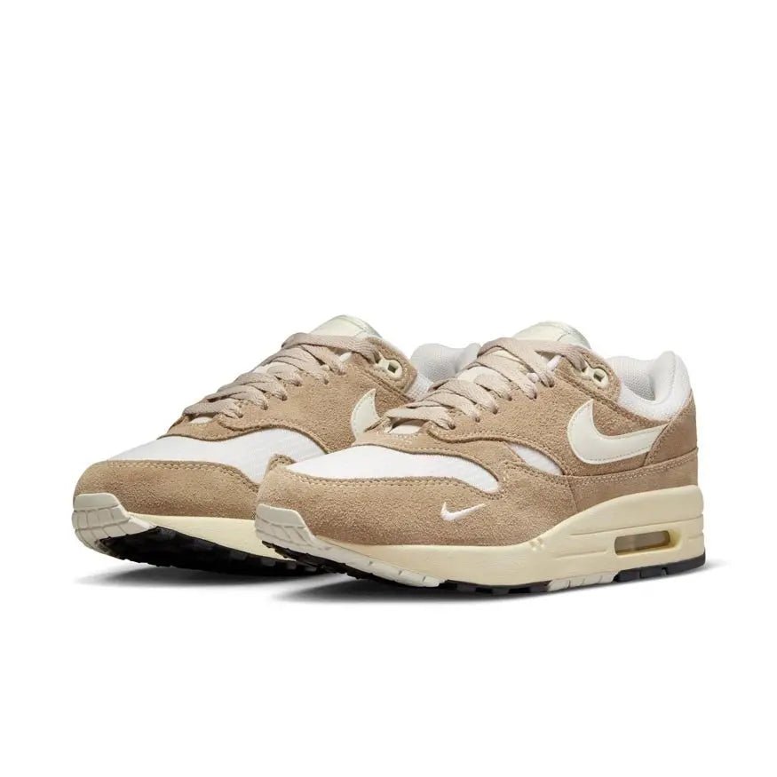 Vooraanzicht Nike Air Max 1 SE Hangul Day 2023 met mesh toebox en lichte suède overlays - koop nu bij HYP3