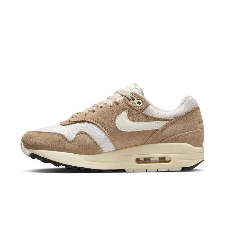 Binnenzijde Nike Air Max 1 SE Hangul Day 2023 met geborduurde mini-Swoosh op de voorvoet