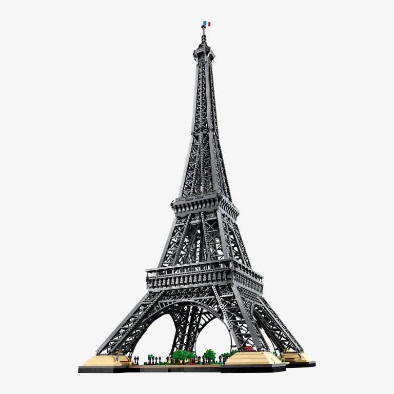 LEGO Eiffeltoren 10307 – vooraanzicht met realistische details en Franse vlag