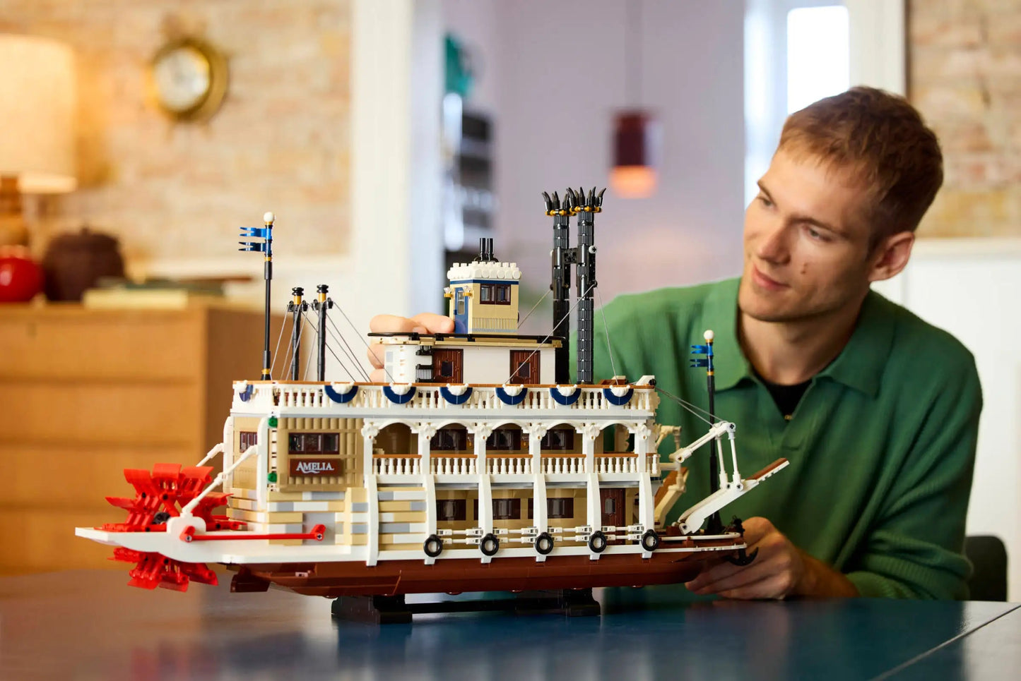 LEGO Ideas 21356 Stoomboot – interieur met stuurhuis, restaurant en stoommachinemuseum