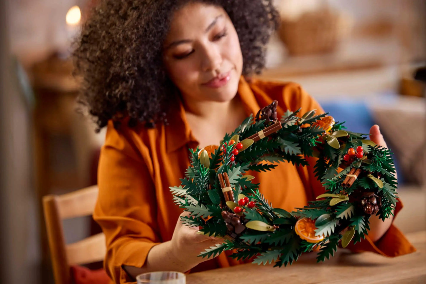 Gebouwde LEGO Botanicals 10340 Herfstkrans – vooraanzicht met herfstdetails
