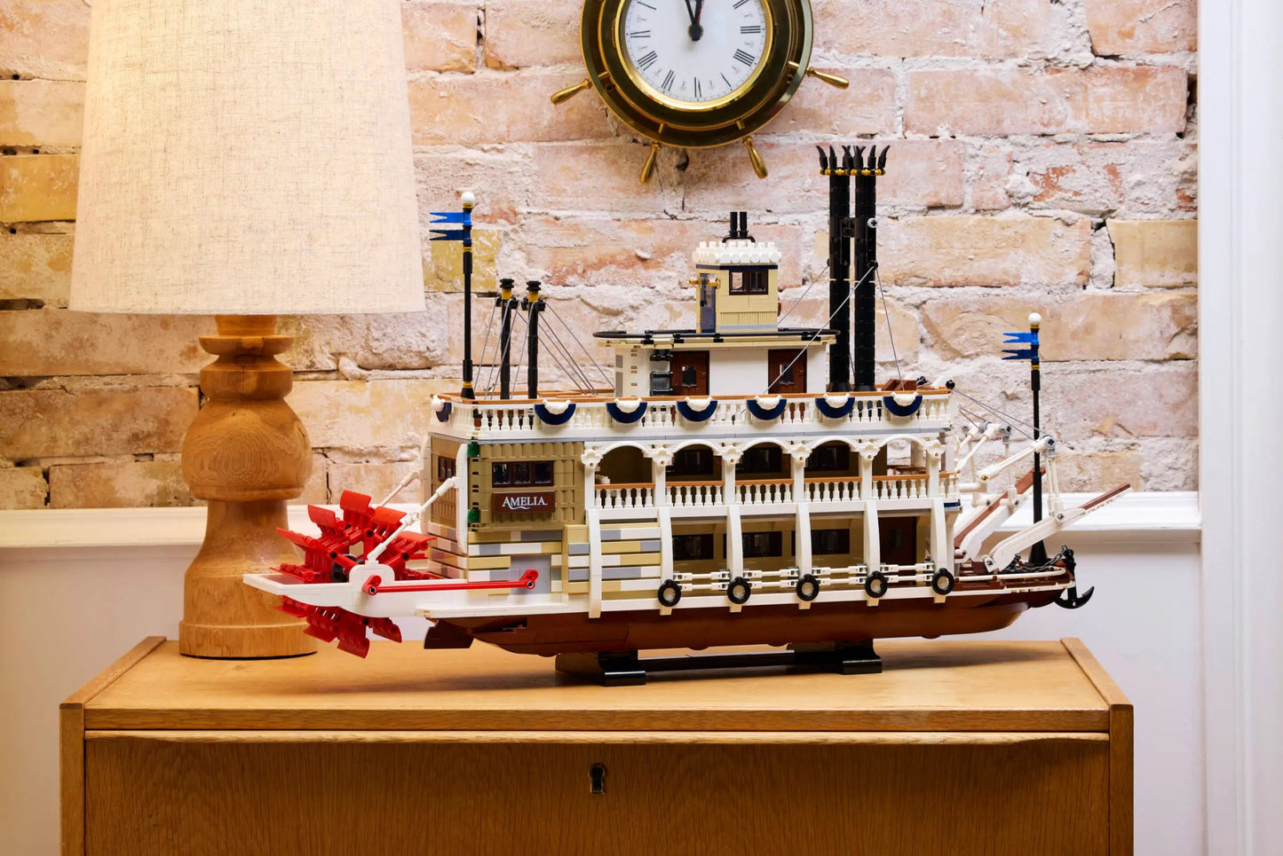 Close-up van LEGO Ideas 21356 Stoomboot – werkende functies zoals roer, anker en instaptrap