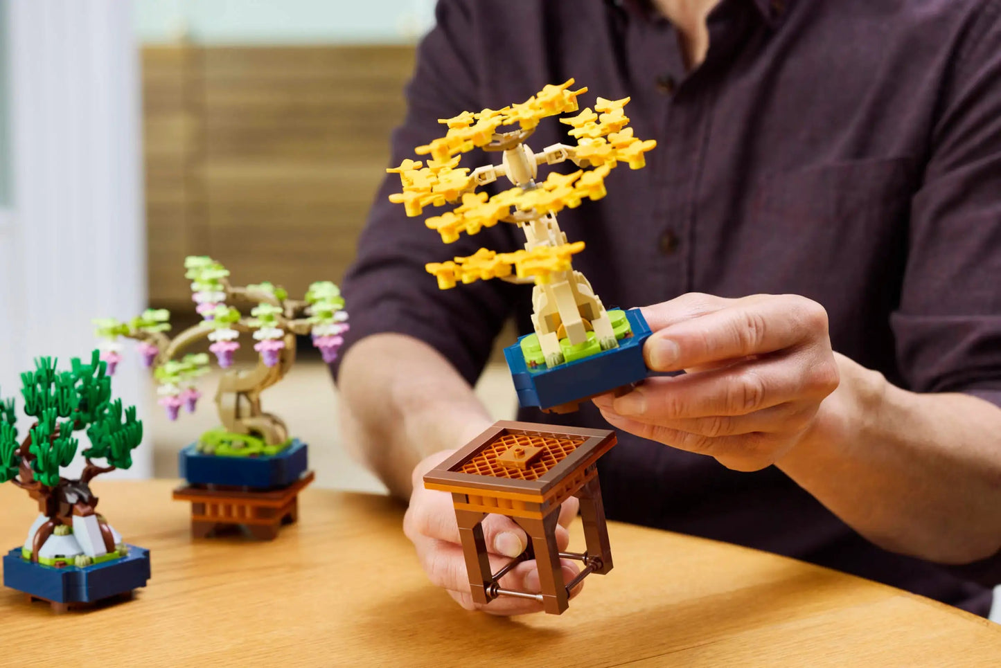 Twee LEGO standaards met de bonsaiboompjes uit set 10373 op verschillende hoogtes