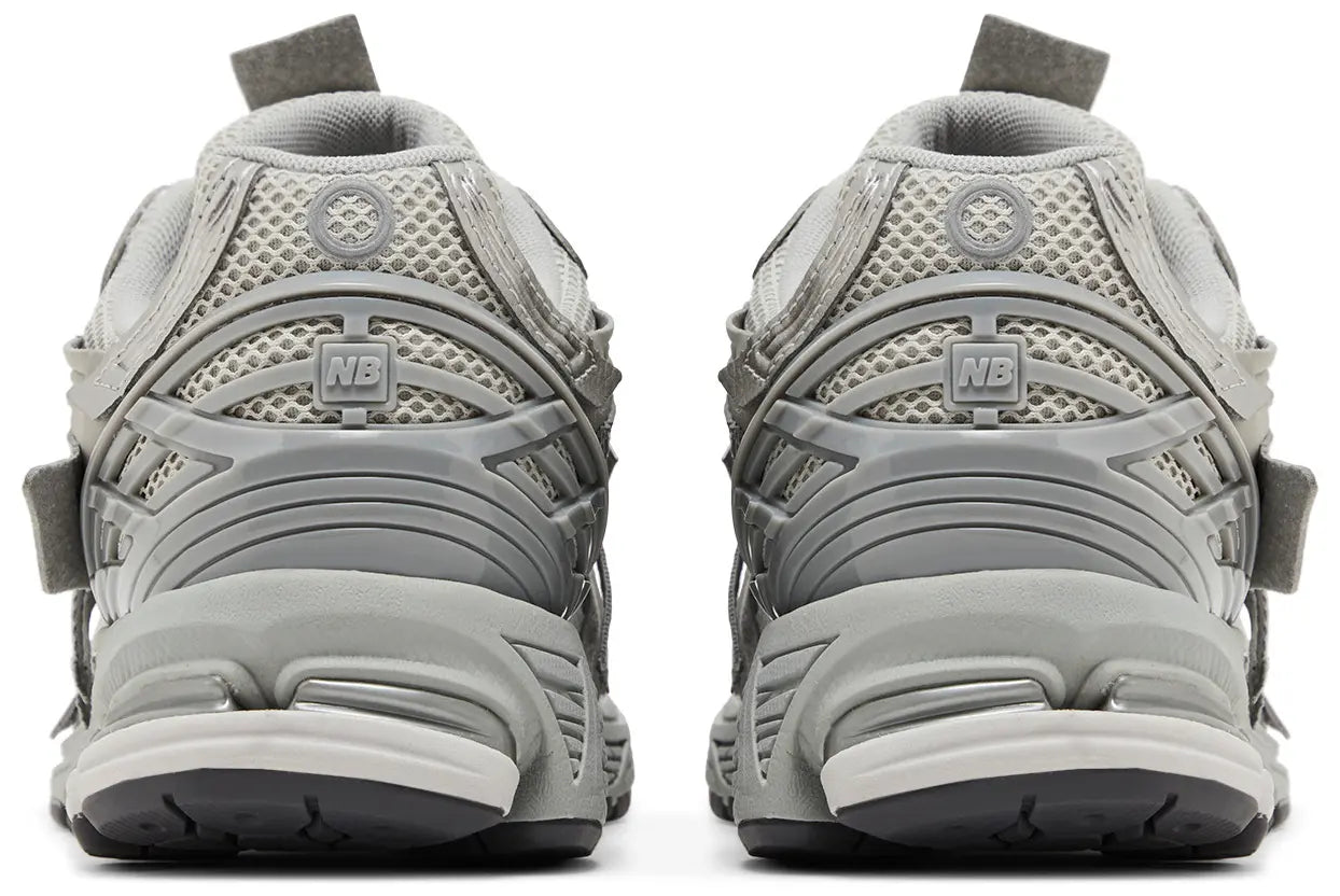 New Balance 1906A Concrete Silver Metallic – achterkant met TPU-hielclip voor extra stabiliteit