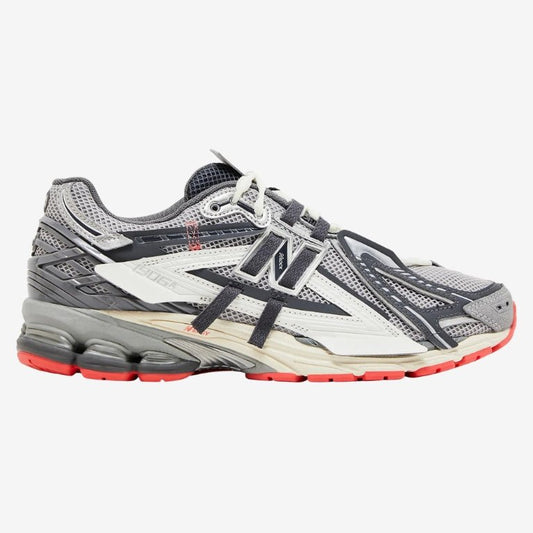 New Balance 1906A Slate Grey Drift Red – voorkant met grijs mesh en rode accenten