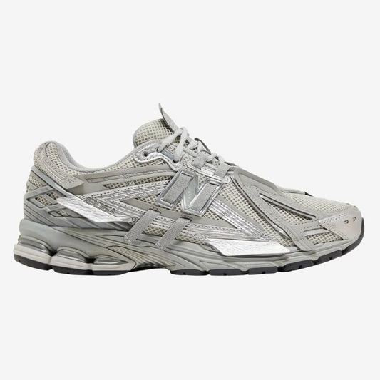 New Balance 1906A Concrete Silver Metallic – voorkant met metallic overlays en grijs mesh