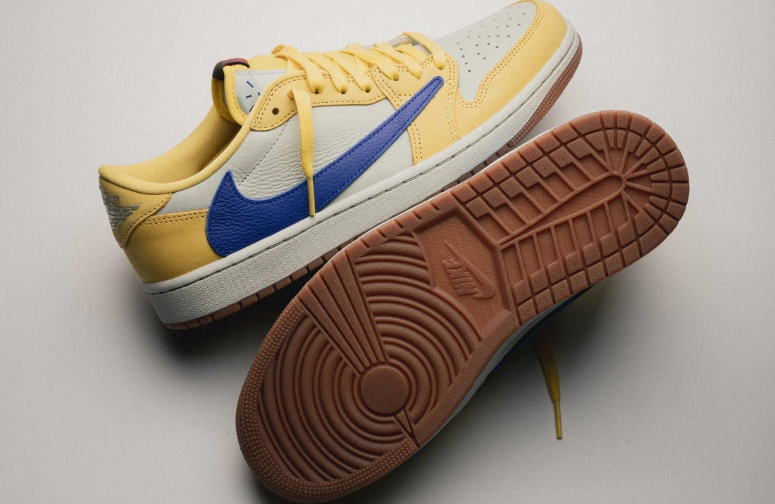Travis Scott Canary Jordan 1 Low met gele overlays en blauwe reverse Swoosh