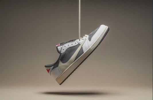 Travis Scott Jordan 1 Low sneaker met reverse Swoosh en Cactus Jack details