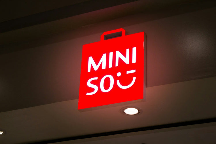 Miniso Blind box kopen? Ontdek een breed assortiment Miniso blind boxes zoals Miniso Stitch blind box en Disney blind boxes. Het originele Miniso logo betekent dat wij enkel originele Miniso producten verkopen.