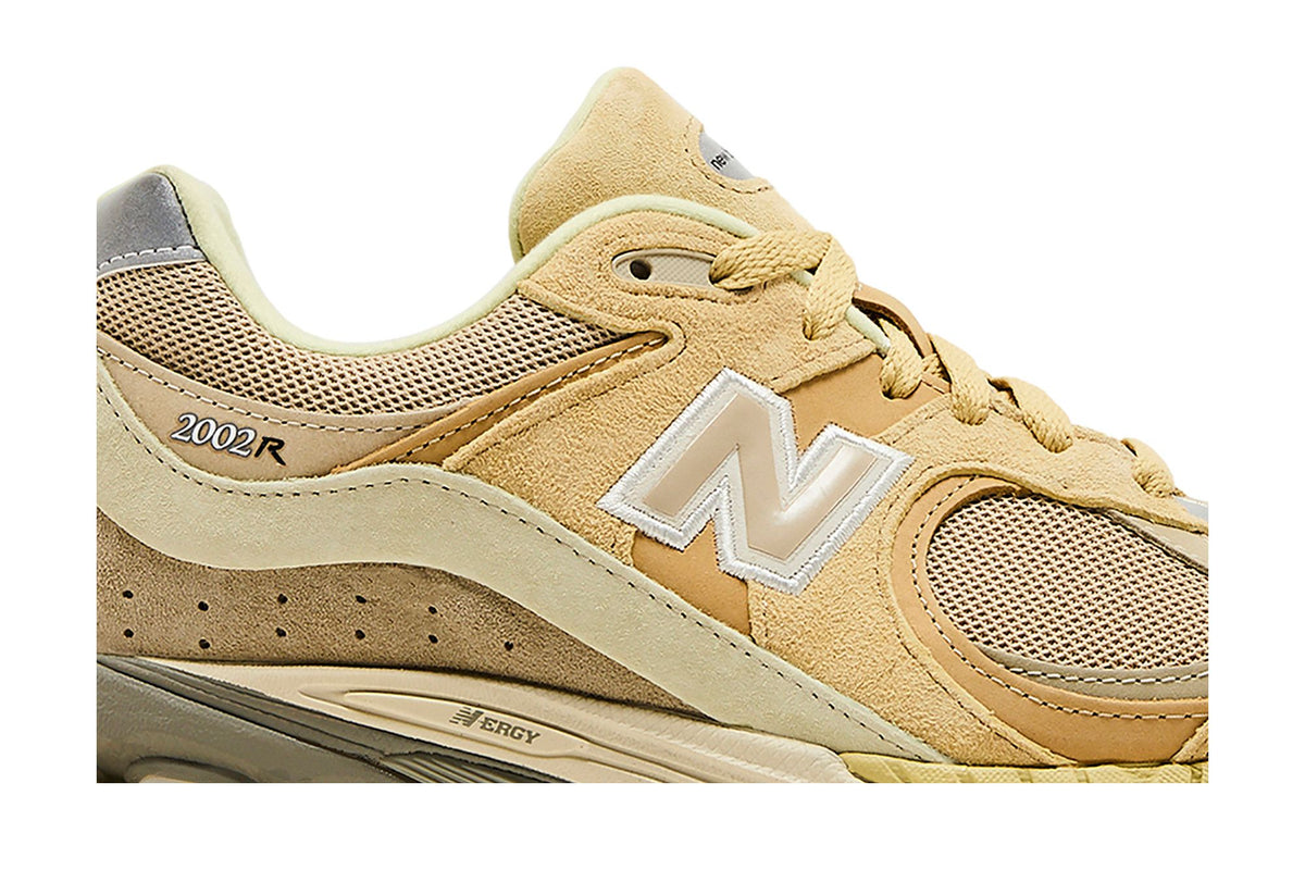 New Balance 2002R AURALEE Yellow Beige sneaker afbeelding 2 - stylecode M2002RE1