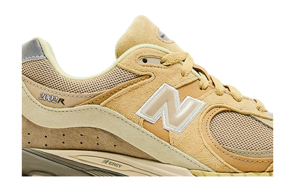 New Balance 2002R AURALEE Yellow Beige sneaker afbeelding 2 - stylecode M2002RE1