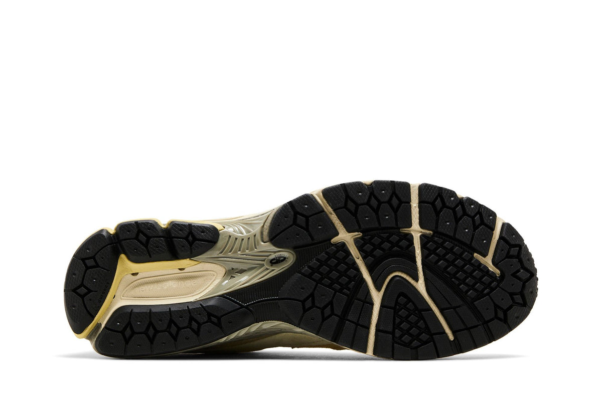 New Balance 2002R AURALEE Yellow Beige sneaker afbeelding 4 - stylecode M2002RE1