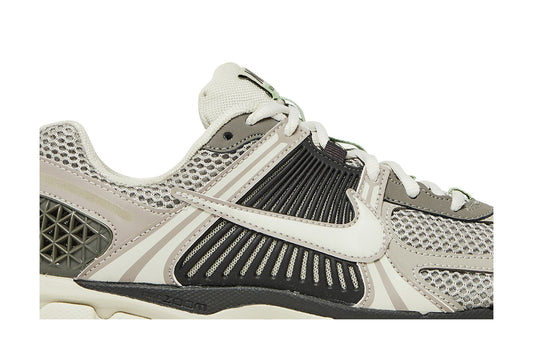 Nike Zoom Vomero 5 Cobblestone Flat Pewter (Women's) sneaker afbeelding 2 - stylecode FB8825-001