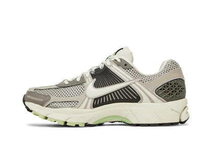 Nike Zoom Vomero 5 Cobblestone Flat Pewter (Women's) sneaker afbeelding 3 - stylecode FB8825-001