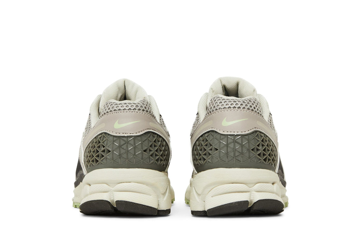 Nike Zoom Vomero 5 Cobblestone Flat Pewter (Women's) sneaker afbeelding 6 - stylecode FB8825-001